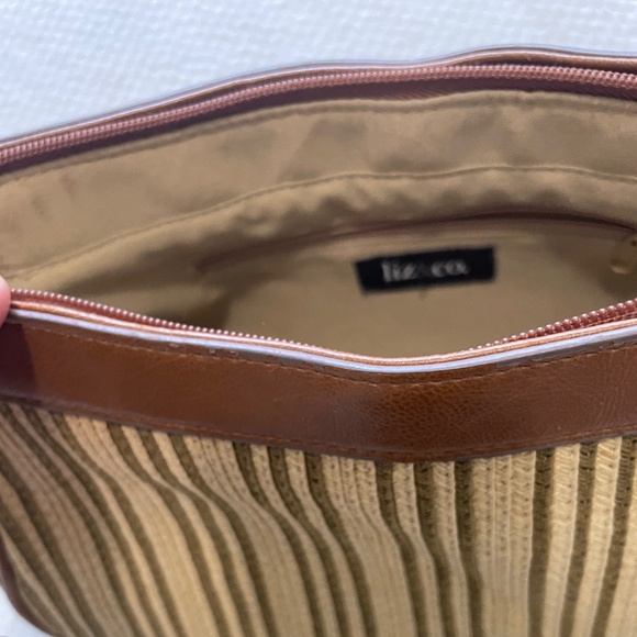 LIZ & CO Woven Straw Shoulder Bag in Neutral Stripe - Picture 4 of 6